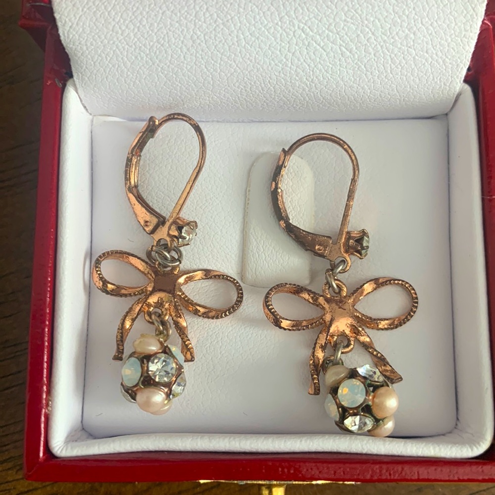Just adorable.  Dainty dangling round earrings with bow detail.